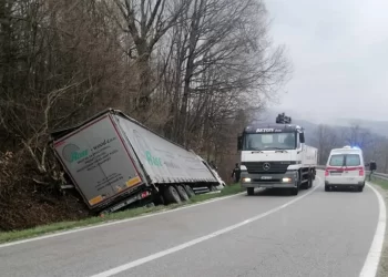 U strašnoj prometnoj nezgodi u Prozoru ozljeđen vozač kamiona