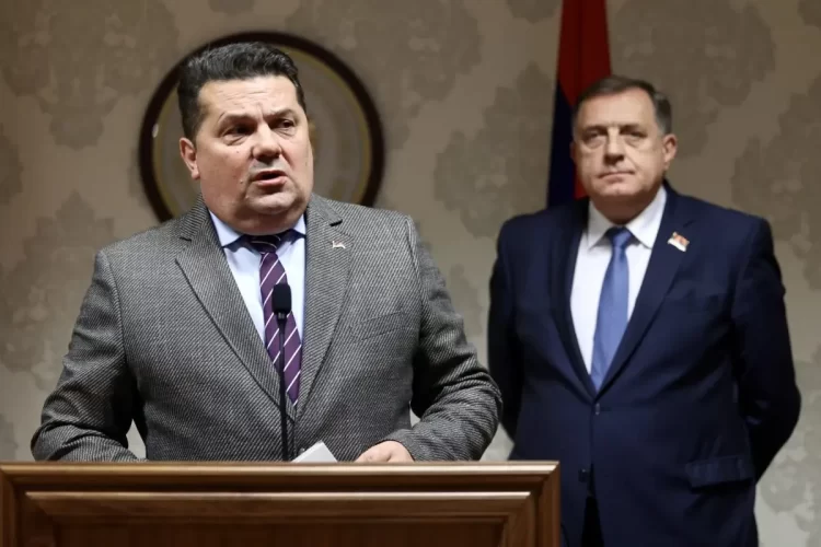 Interpol odbio raspisati međunarodnu tjeralicu za Dodikom i Stevandićem