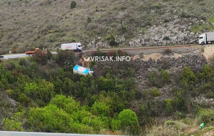 Kamion sletio u provaliju na cesti kod Čitluka