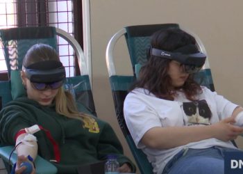 Mladi darivatelj iskušali inovativno iskustvo darivanja krvi uz Mixed Reality naočale