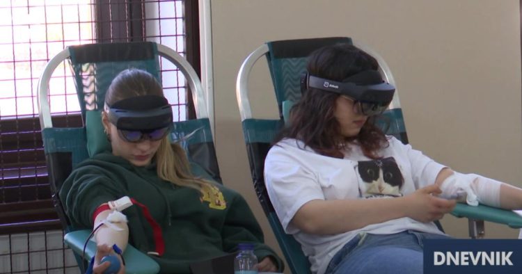 Mladi darivatelj iskušali inovativno iskustvo darivanja krvi uz Mixed Reality naočale