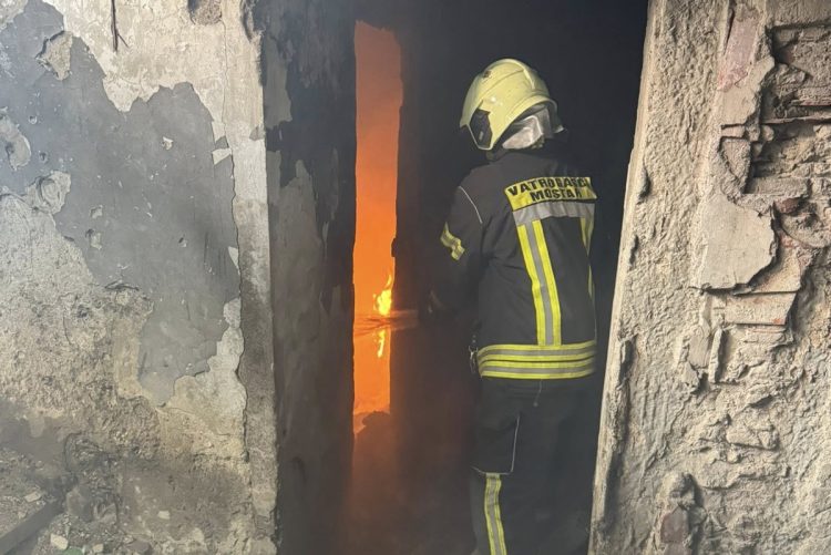 Mostar: Požar u napuštenoj zgradi bivše banke