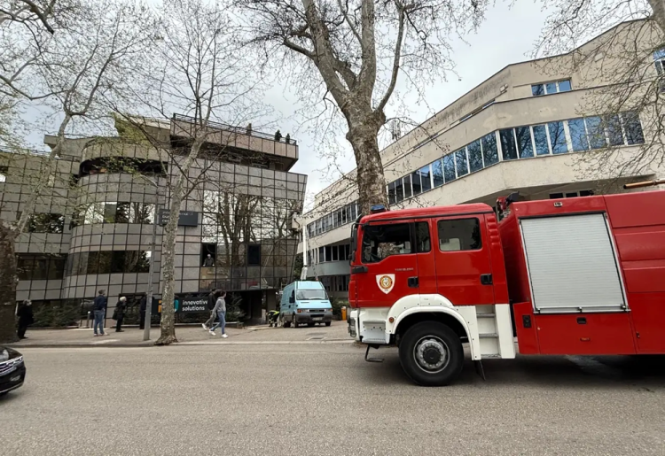 Mostar: Radnik čistio prozore pa ‘zaštopao’, intervenirali vatrogasci