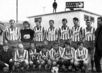 Iz prošlosti Širokog Brijega: NK Mladost Lištica ispred klupskih prostorija