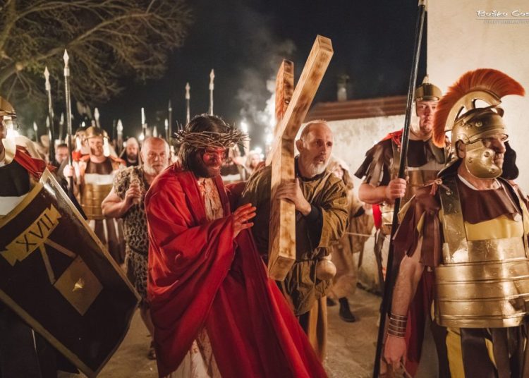 Pogledajte izvanredno uprizorenje Kristove muke u Imotskom