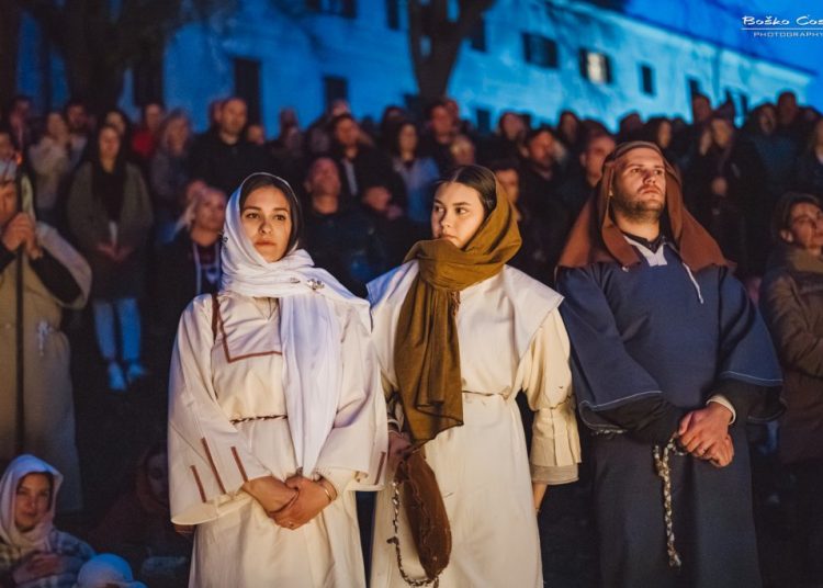 Pogledajte izvanredno uprizorenje Kristove muke u Imotskom