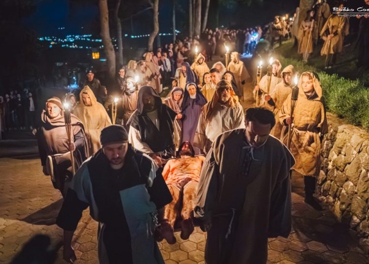 Pogledajte izvanredno uprizorenje Kristove muke u Imotskom