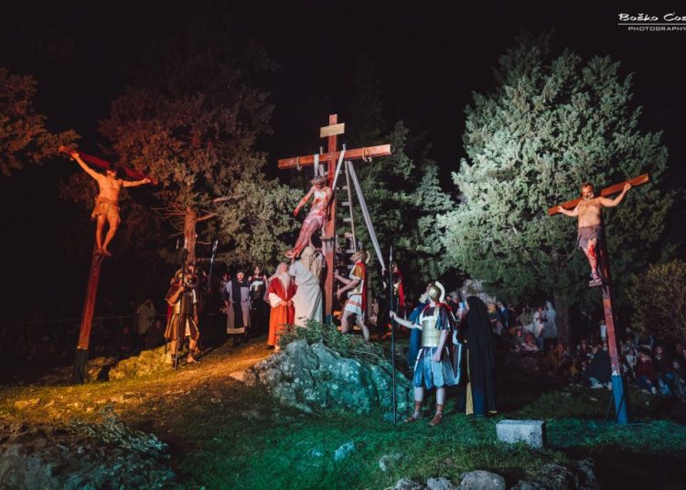 Pogledajte izvanredno uprizorenje Kristove muke u Imotskom