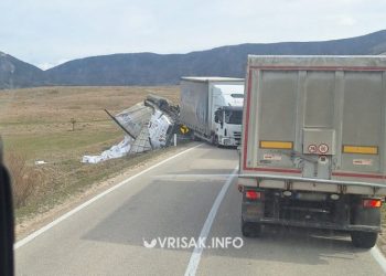 Vjetar prevrnuo kamion na cesti kod Kupresa