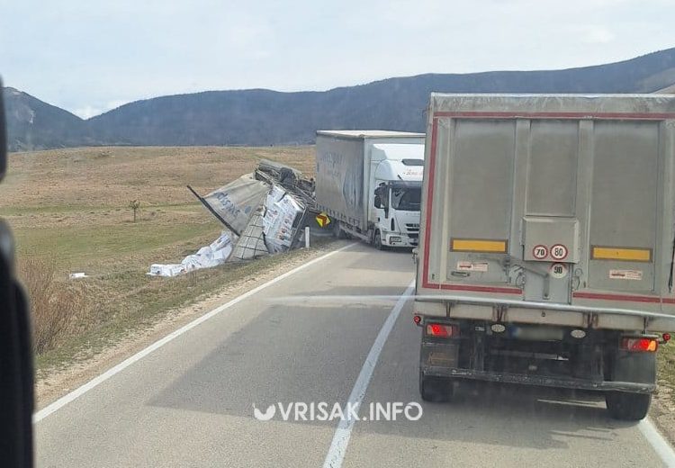 Vjetar prevrnuo kamion na cesti kod Kupresa