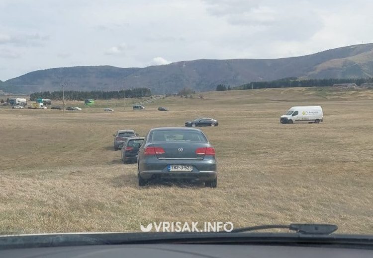 Vjetar prevrnuo kamion na cesti kod Kupresa