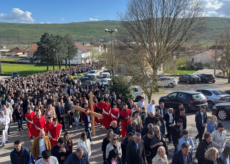 Široki Brijeg: Put križa na Kočerinu uz mnoštvo vjernika