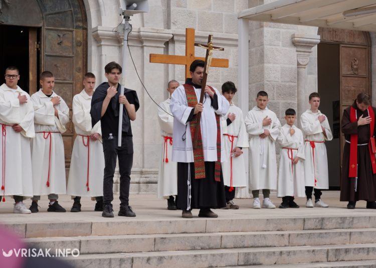 Široki Brijeg: “Rijeka” vjernika na Putu križa s Uzarića