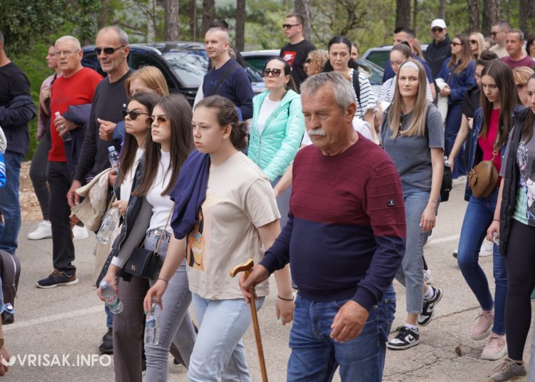 Široki Brijeg: “Rijeka” vjernika na Putu križa s Uzarića