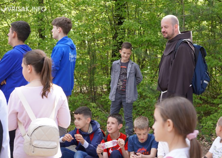 Široki Brijeg: “Rijeka” vjernika na Putu križa s Uzarića