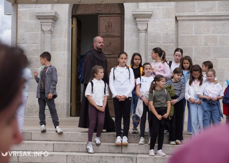 Široki Brijeg: “Rijeka” vjernika na Putu križa s Uzarića