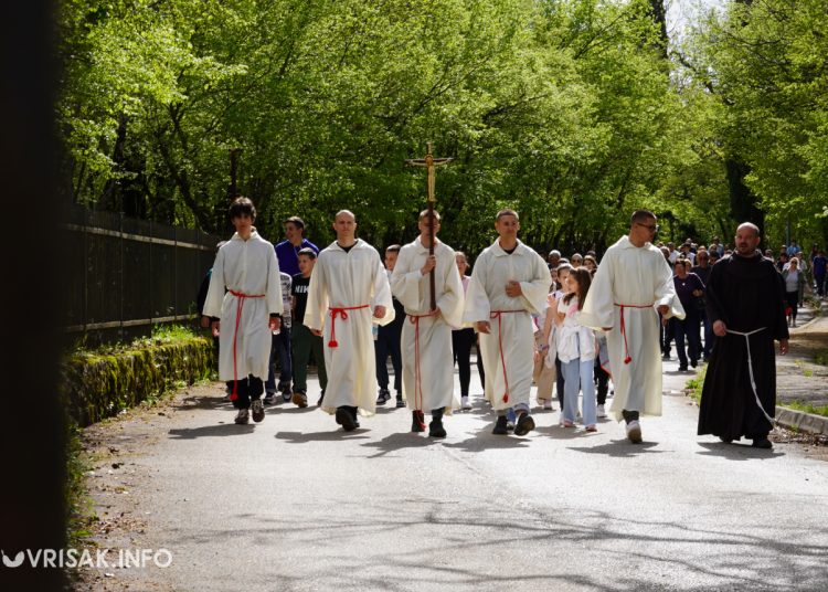 Široki Brijeg: “Rijeka” vjernika na Putu križa s Uzarića