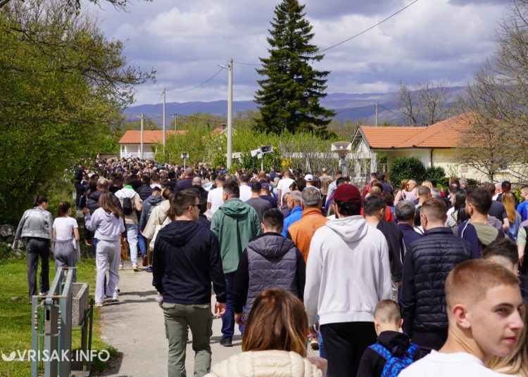 Široki Brijeg: “Rijeka” vjernika na Putu križa s Uzarića