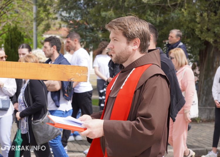Široki Brijeg: “Rijeka” vjernika na Putu križa s Uzarića