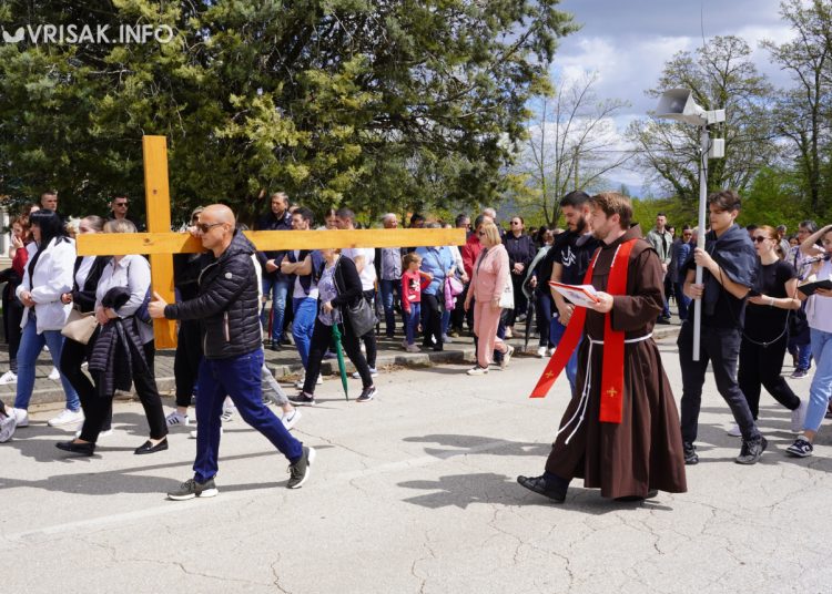 Široki Brijeg: “Rijeka” vjernika na Putu križa s Uzarića