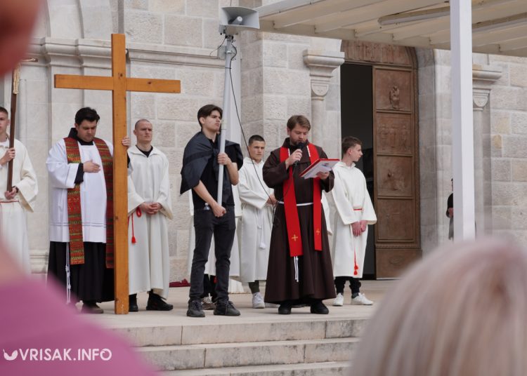 Široki Brijeg: “Rijeka” vjernika na Putu križa s Uzarića