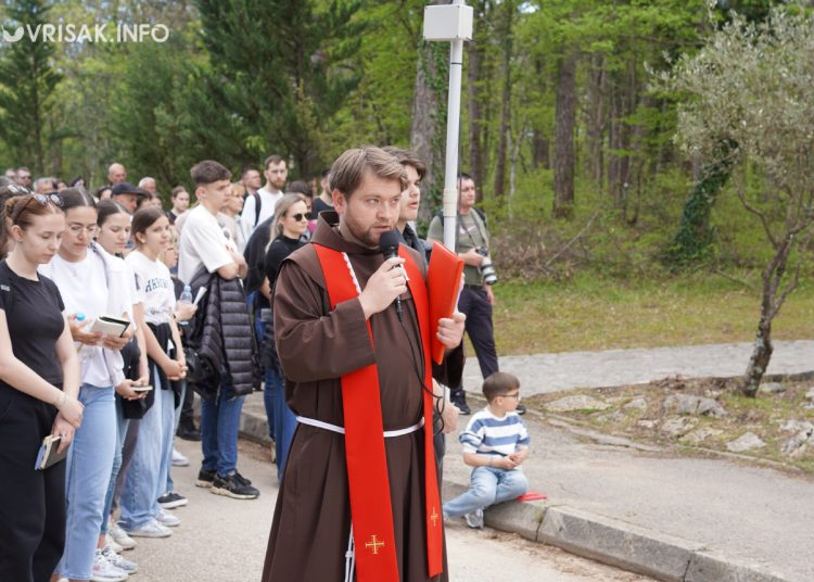 Široki Brijeg: “Rijeka” vjernika na Putu križa s Uzarića