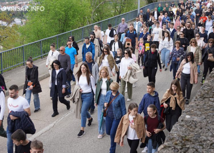 Široki Brijeg: “Rijeka” vjernika na Putu križa s Uzarića