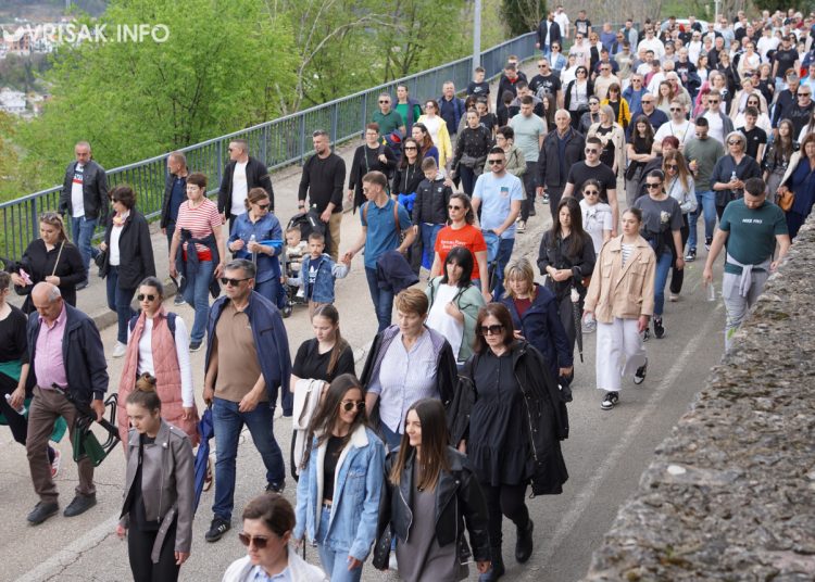 Široki Brijeg: “Rijeka” vjernika na Putu križa s Uzarića