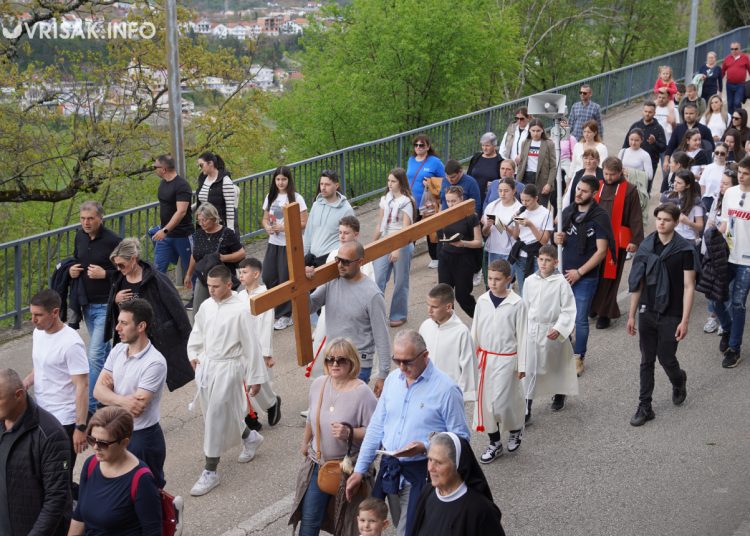 Široki Brijeg: “Rijeka” vjernika na Putu križa s Uzarića