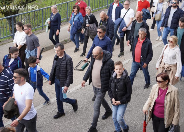 Široki Brijeg: “Rijeka” vjernika na Putu križa s Uzarića