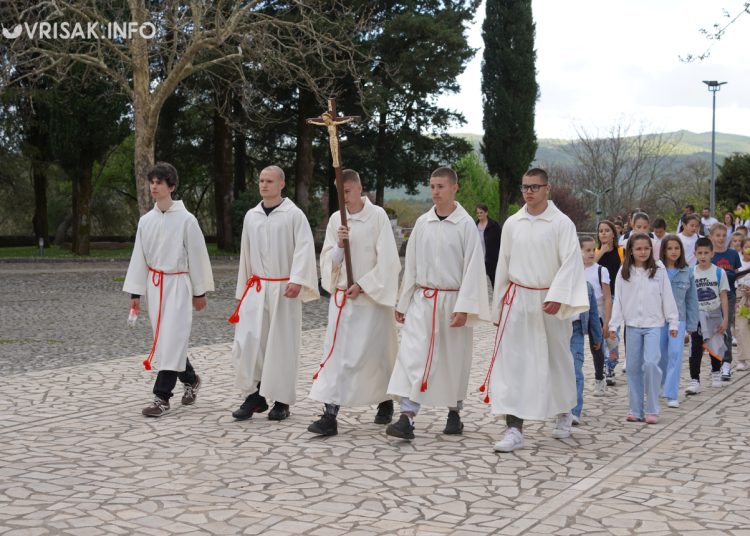 Široki Brijeg: “Rijeka” vjernika na Putu križa s Uzarića