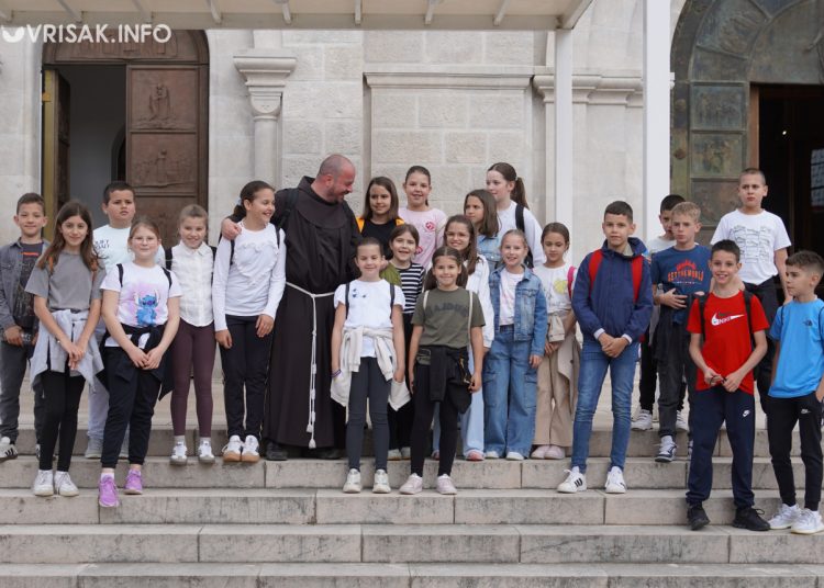 Široki Brijeg: “Rijeka” vjernika na Putu križa s Uzarića