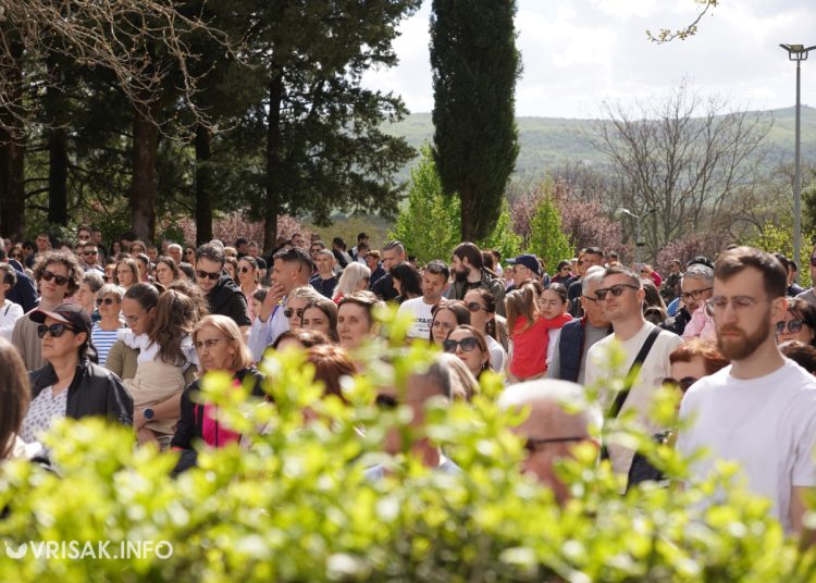 Široki Brijeg: “Rijeka” vjernika na Putu križa s Uzarića