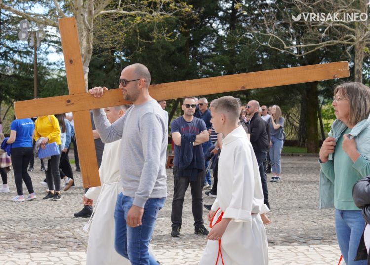 Široki Brijeg: “Rijeka” vjernika na Putu križa s Uzarića