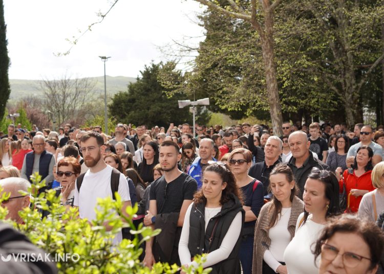 Široki Brijeg: “Rijeka” vjernika na Putu križa s Uzarića