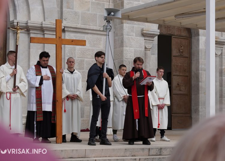 Široki Brijeg: “Rijeka” vjernika na Putu križa s Uzarića