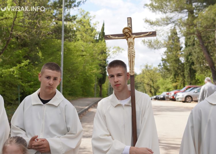 Široki Brijeg: “Rijeka” vjernika na Putu križa s Uzarića