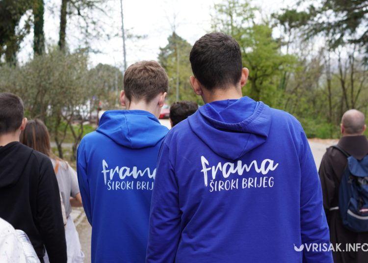 Široki Brijeg: “Rijeka” vjernika na Putu križa s Uzarića