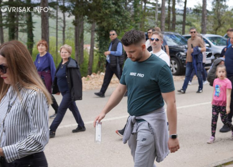 Široki Brijeg: “Rijeka” vjernika na Putu križa s Uzarića