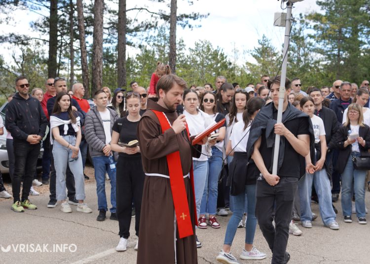 Široki Brijeg: “Rijeka” vjernika na Putu križa s Uzarića