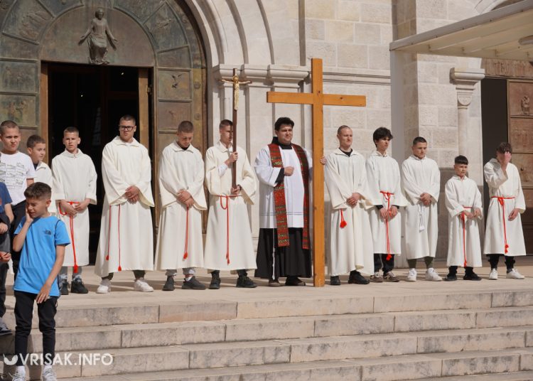 Široki Brijeg: “Rijeka” vjernika na Putu križa s Uzarića