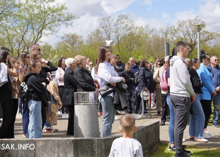 Široki Brijeg: “Rijeka” vjernika na Putu križa s Uzarića