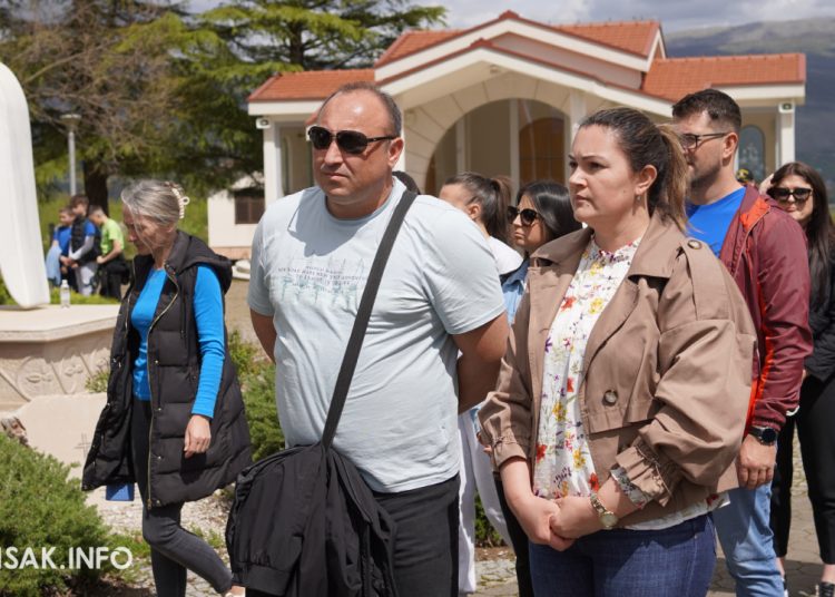 Široki Brijeg: “Rijeka” vjernika na Putu križa s Uzarića