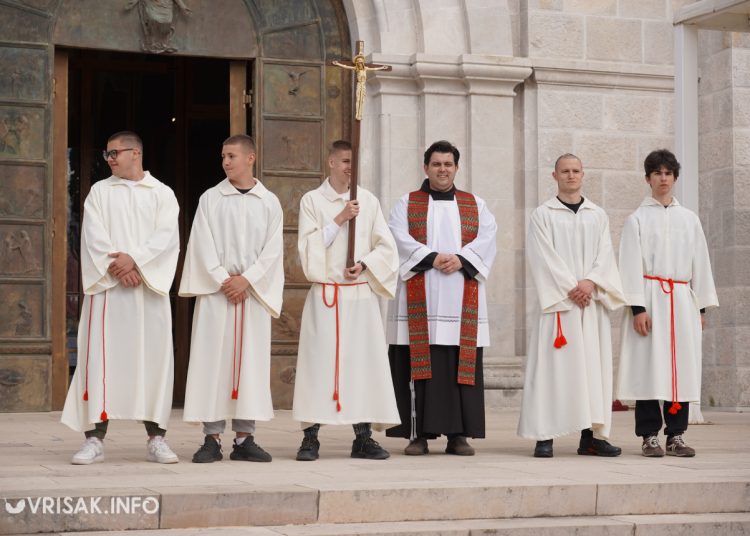 Široki Brijeg: “Rijeka” vjernika na Putu križa s Uzarića