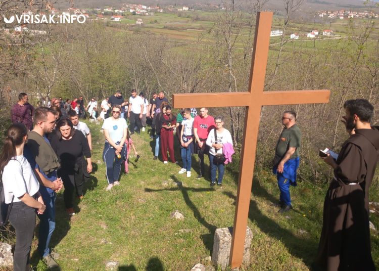 (FOTO) Široki Brijeg: Održan Put križa na Gradini u Mokrom