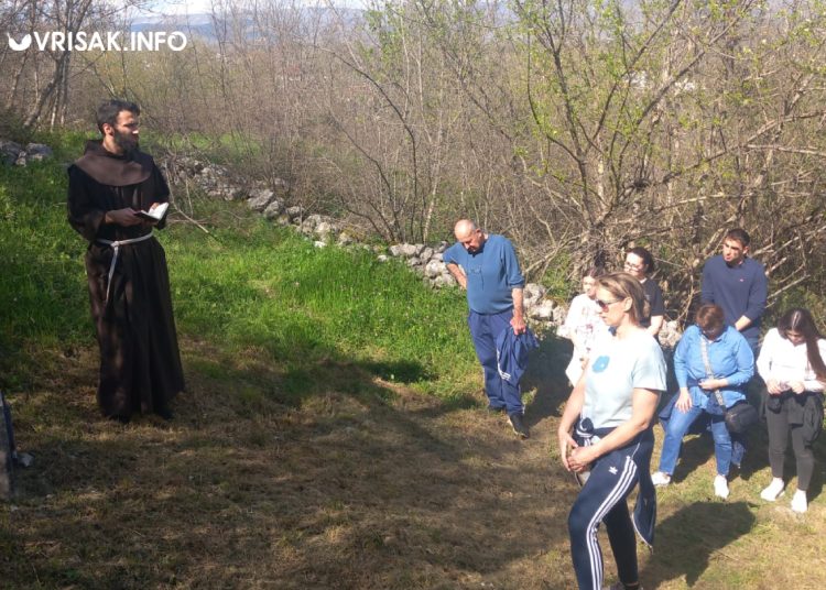 (FOTO) Široki Brijeg: Održan Put križa na Gradini u Mokrom