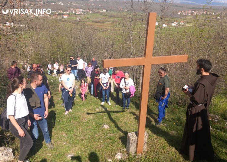 (FOTO) Široki Brijeg: Održan Put križa na Gradini u Mokrom