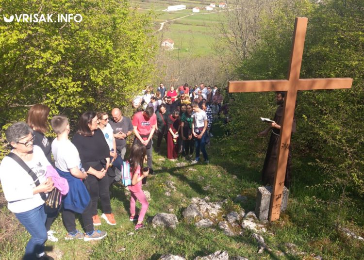 (FOTO) Široki Brijeg: Održan Put križa na Gradini u Mokrom