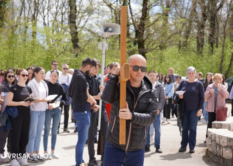 Široki Brijeg: “Rijeka” vjernika na Putu križa s Uzarića