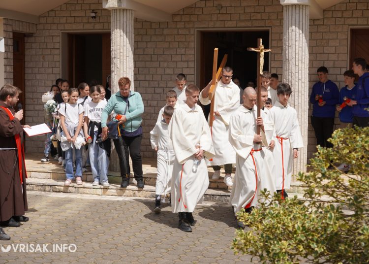 Široki Brijeg: “Rijeka” vjernika na Putu križa s Uzarića